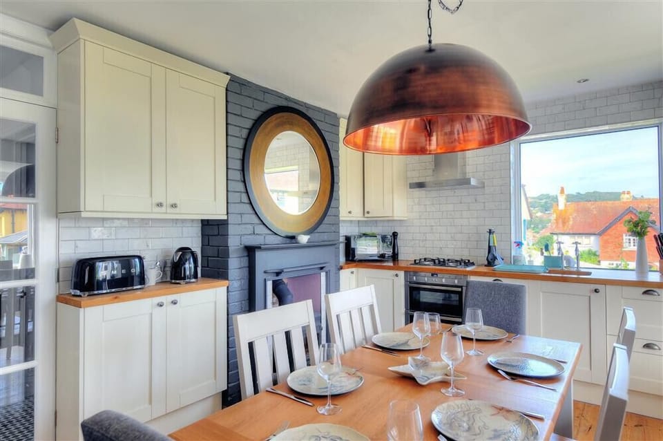 Cottage | Private kitchen | Fridge, microwave, dishwasher, cookware/dishes/utensils