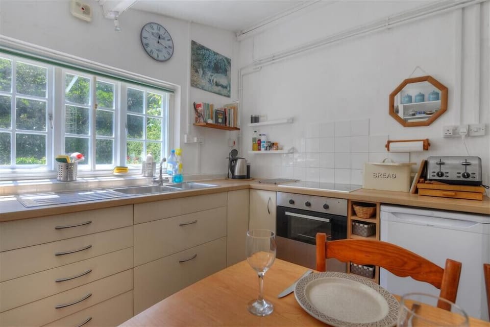 Cottage | Private kitchen | Fridge, cookware/dishes/utensils
