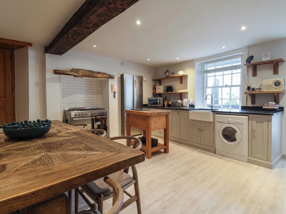 Cottage | Private kitchen | Fridge, microwave, dishwasher, cookware/dishes/utensils
