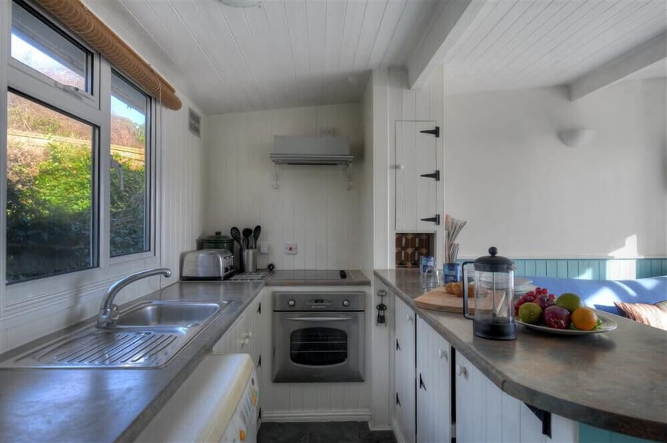 Cottage | Private kitchen | Fridge, microwave, cookware/dishes/utensils