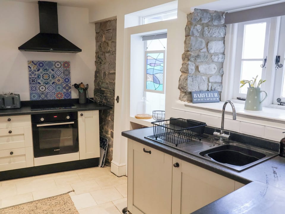 Cottage | Private kitchen | Dishwasher, cookware/dishes/utensils