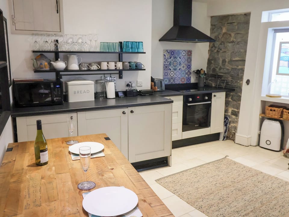 Cottage | Private kitchen | Dishwasher, cookware/dishes/utensils