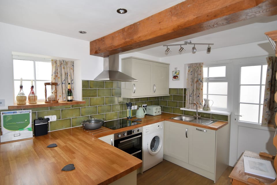 Cottage | Private kitchen | Fridge, dishwasher, cookware/dishes/utensils