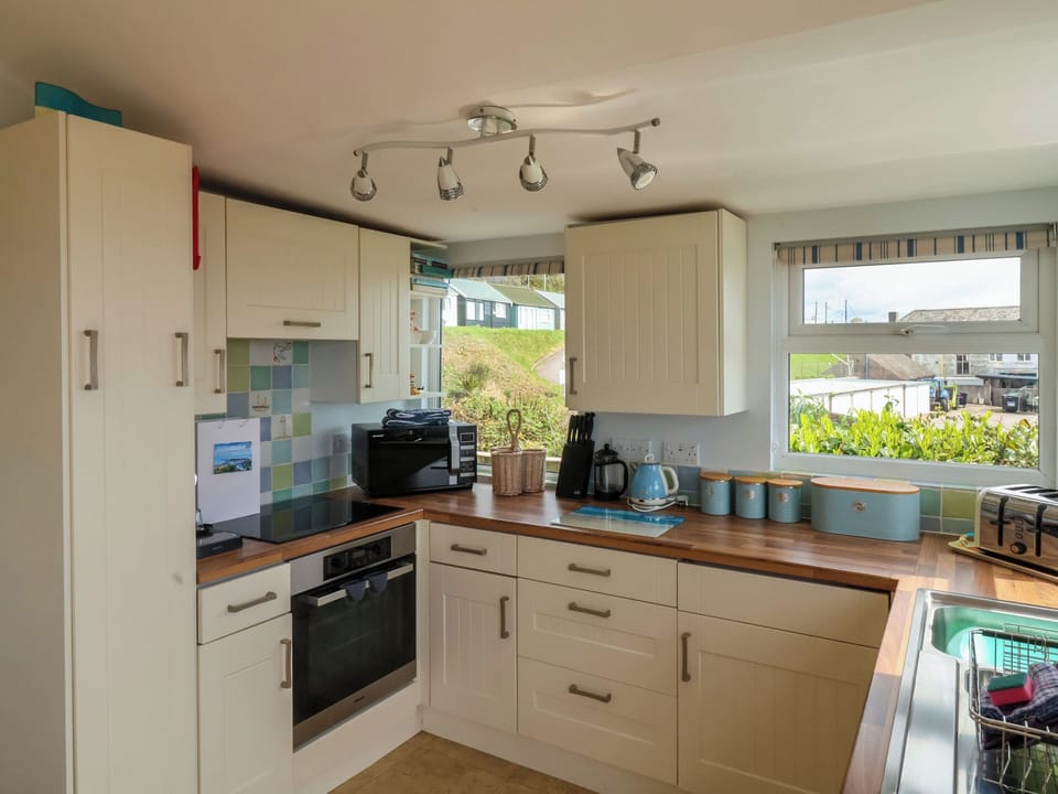 Cottage | Private kitchen | Fridge, dishwasher, cookware/dishes/utensils