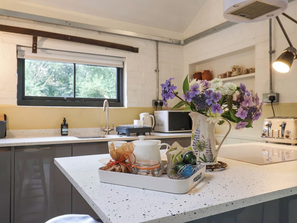 Cottage | Private kitchen | Fridge, microwave, dishwasher, cookware/dishes/utensils