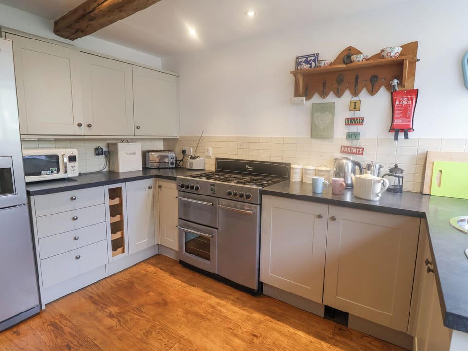 Fridge, microwave, dishwasher, cookware/dishes/utensils