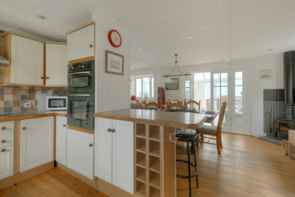 Cottage | Private kitchen | Fridge, microwave, dishwasher, cookware/dishes/utensils