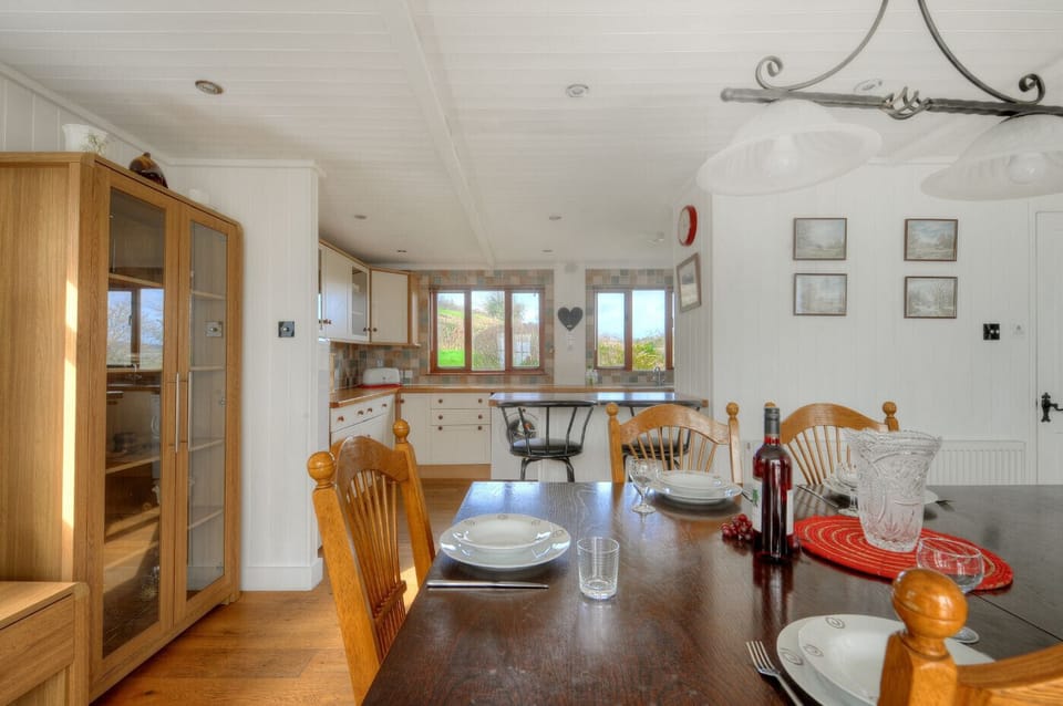 Cottage | Private kitchen | Fridge, microwave, dishwasher, cookware/dishes/utensils