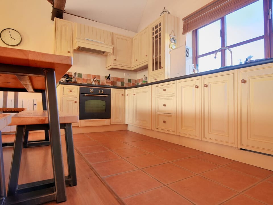 Cottage | Private kitchen | Fridge, microwave, dishwasher, cookware/dishes/utensils
