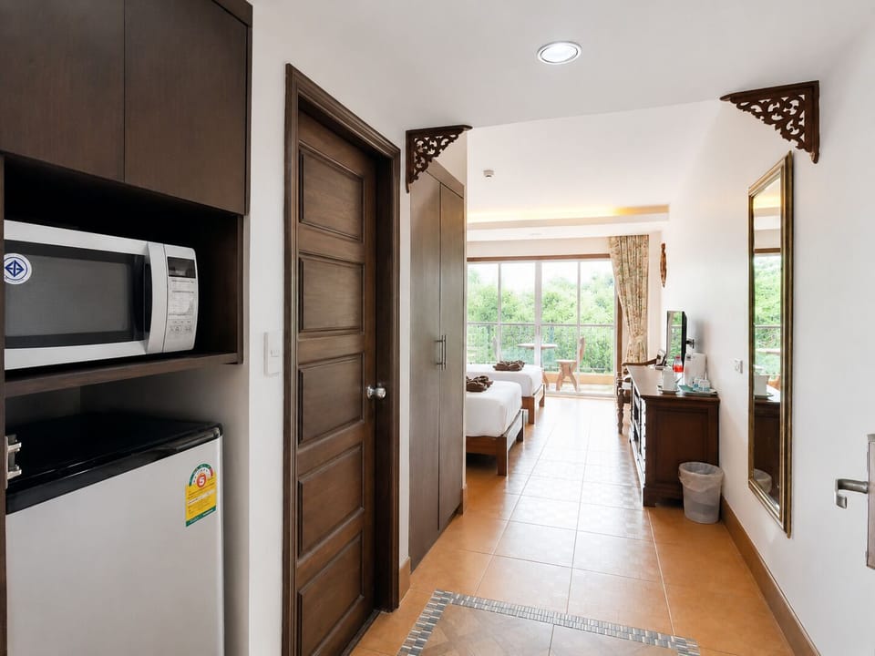Deluxe Twin Room | In-room safe, desk, blackout drapes, cribs (surcharge)