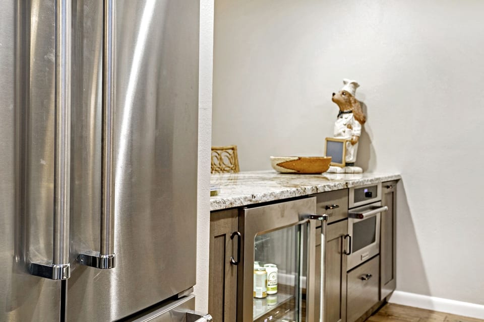 Townhome | Private kitchen | Full-size fridge, microwave, oven, stovetop