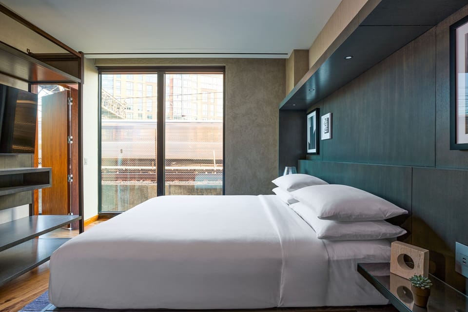 Club Suite, 1 King Bed, City View | City view