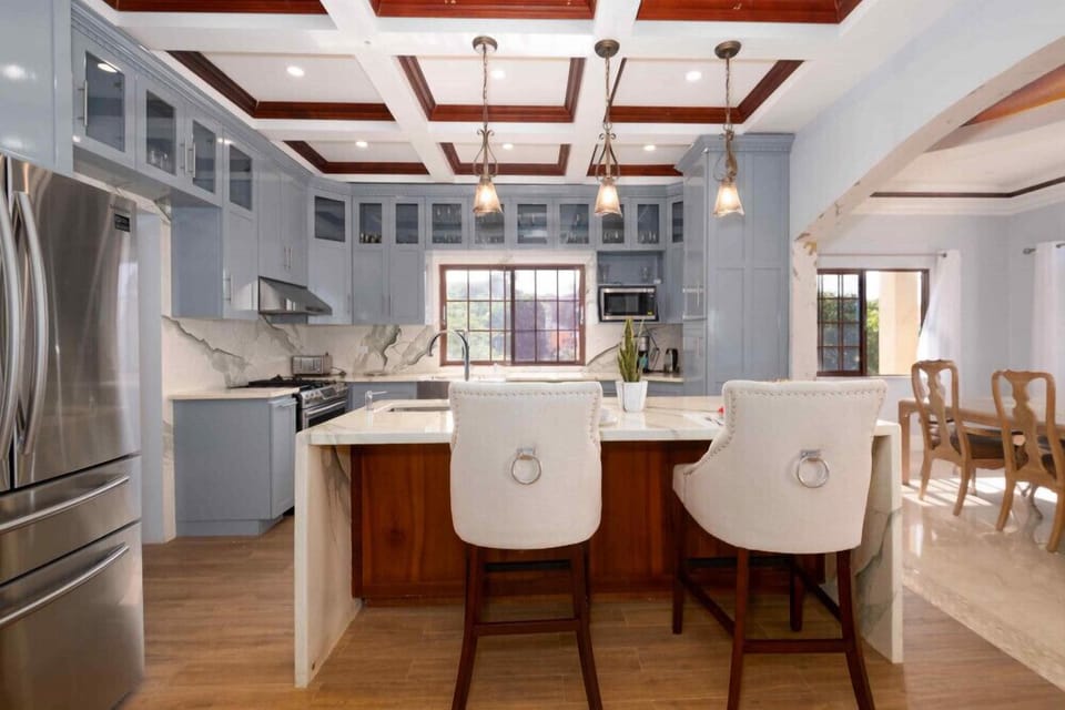 Full-size fridge, microwave, oven, stovetop