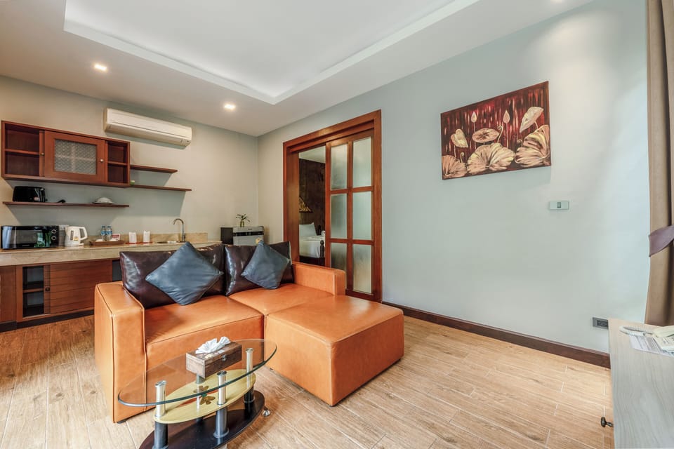 Deluxe Room | Living area | LCD TV