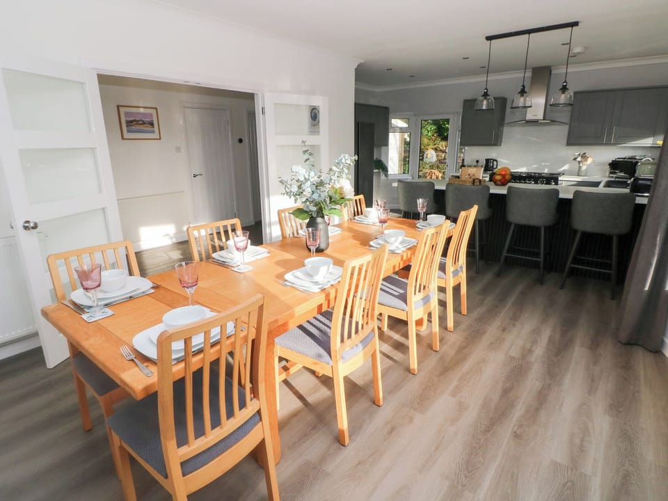 Cottage | Dining