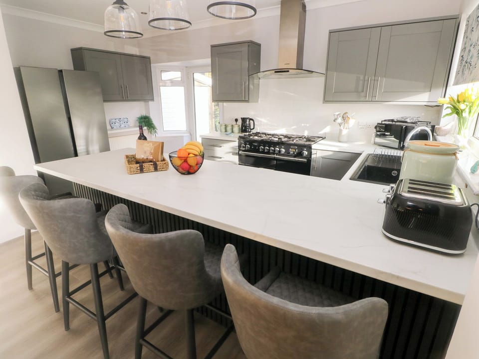 Cottage | Private kitchen | Fridge, microwave, dishwasher, electric kettle
