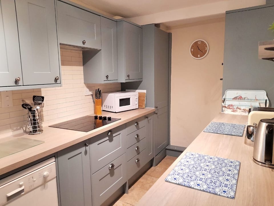 Cottage | Private kitchen | Fridge, microwave, dishwasher, cookware/dishes/utensils