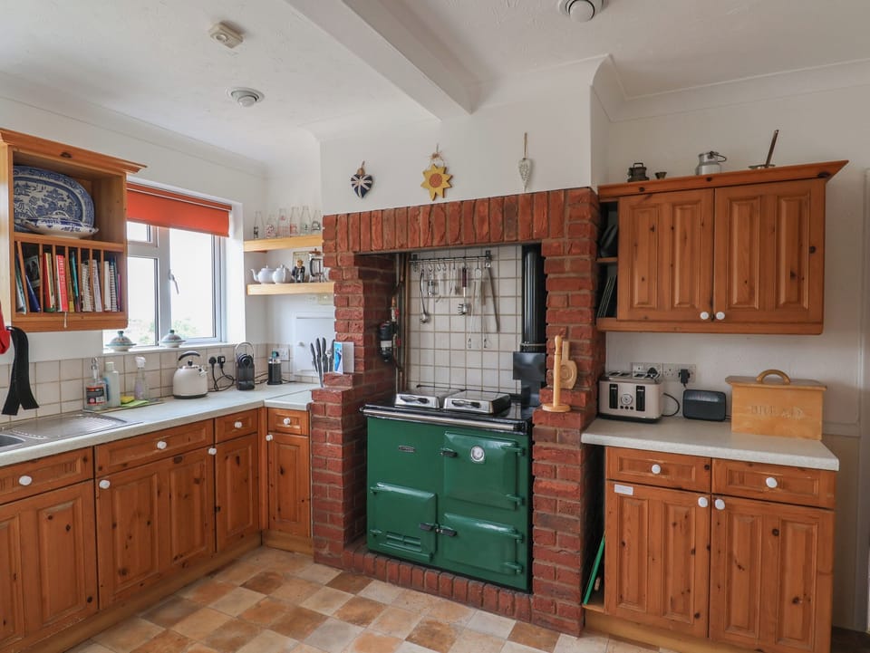 Fridge, microwave, dishwasher, cookware/dishes/utensils