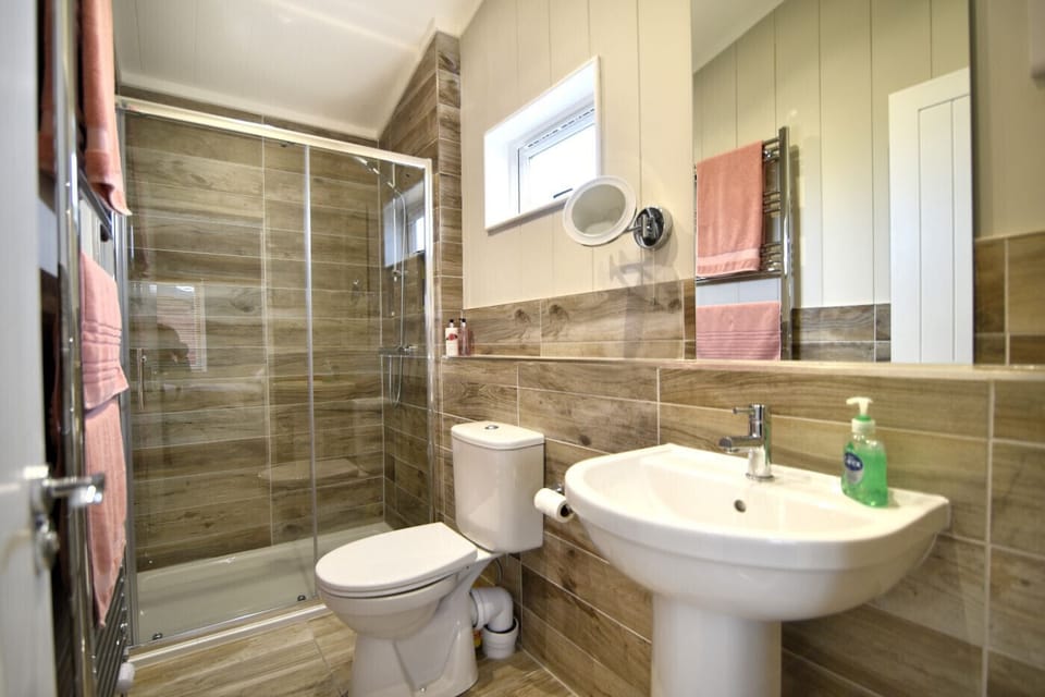 Hazelwood 4 @ Pinewood Retreat Cottage in Lyme Regis