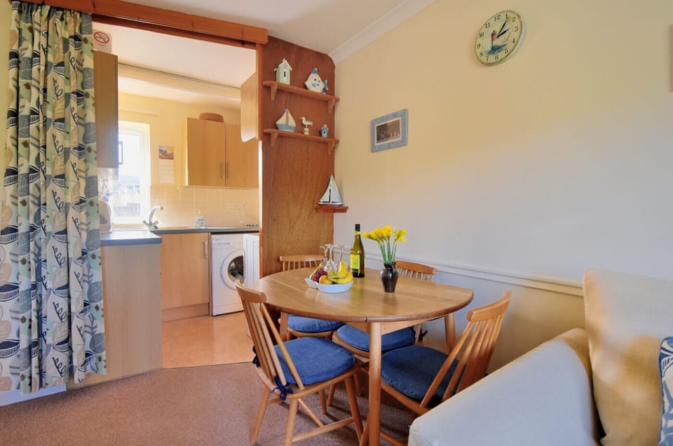 Cottage | Private kitchen | Fridge, microwave, cookware/dishes/utensils