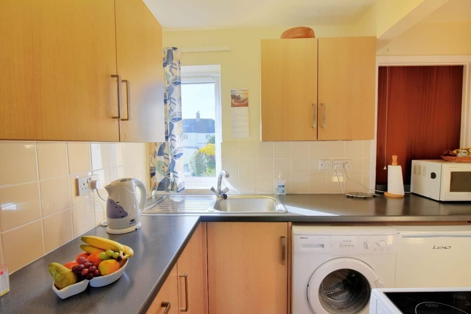 Cottage | Private kitchen | Fridge, microwave, cookware/dishes/utensils