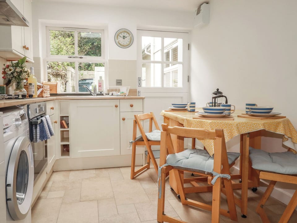 Cottage | Private kitchen | Fridge, microwave, electric kettle, toaster