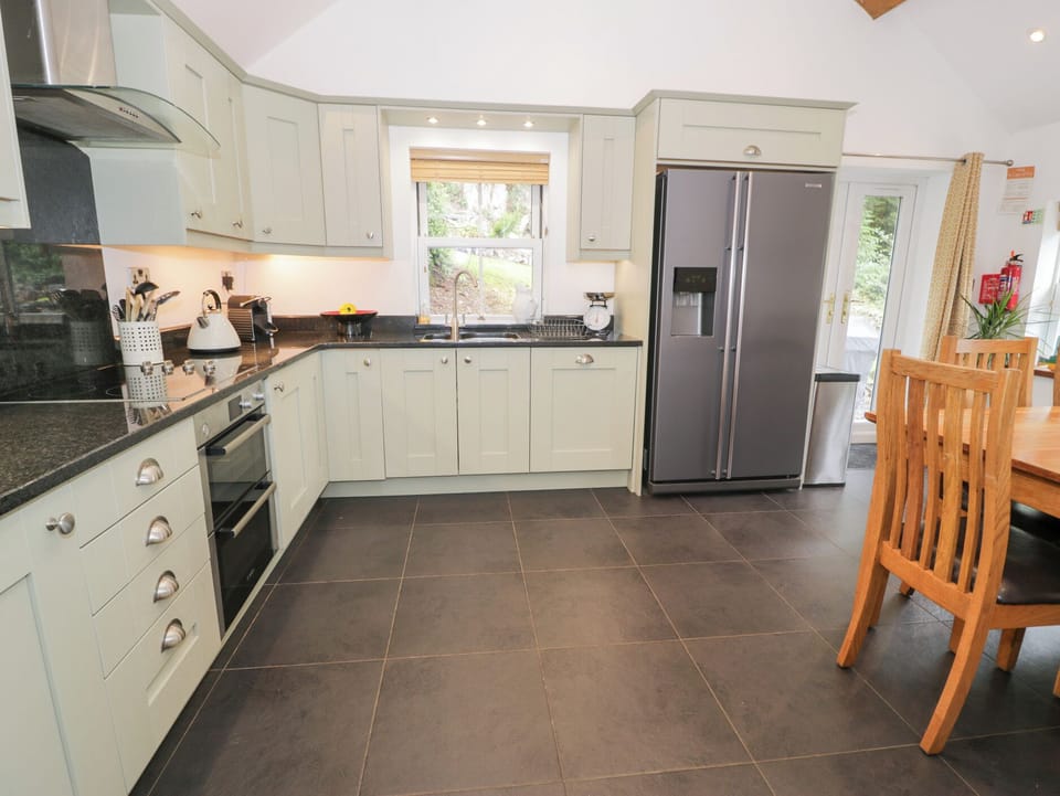 Cottage | Private kitchen | Fridge, microwave, dishwasher, electric kettle