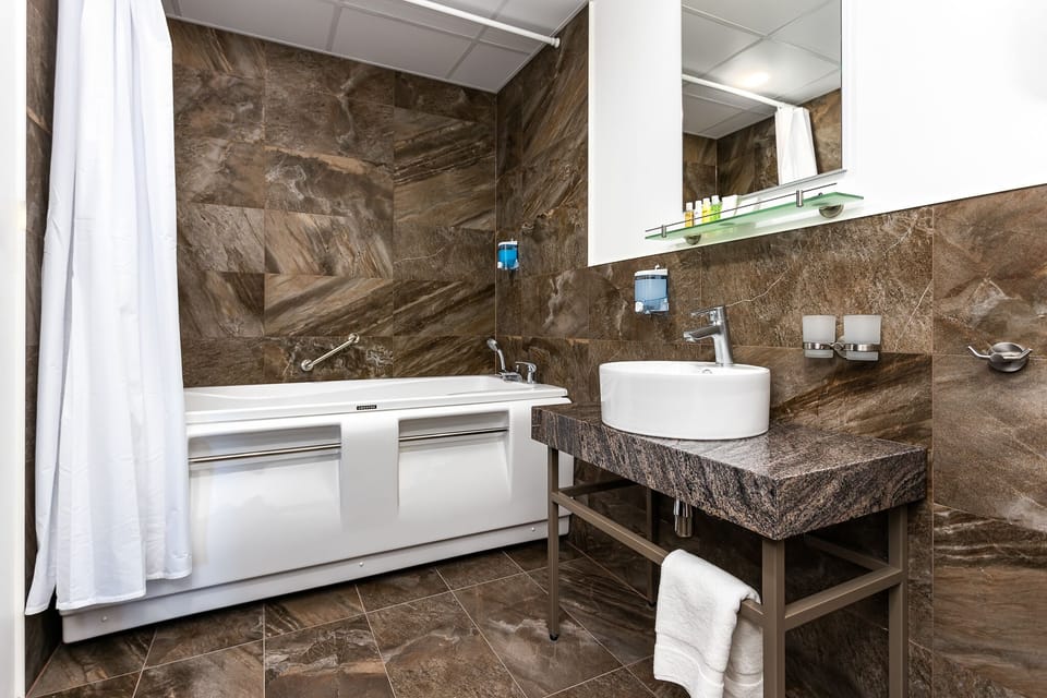 Grand Room | Bathroom | Shower, towels, soap, shampoo
