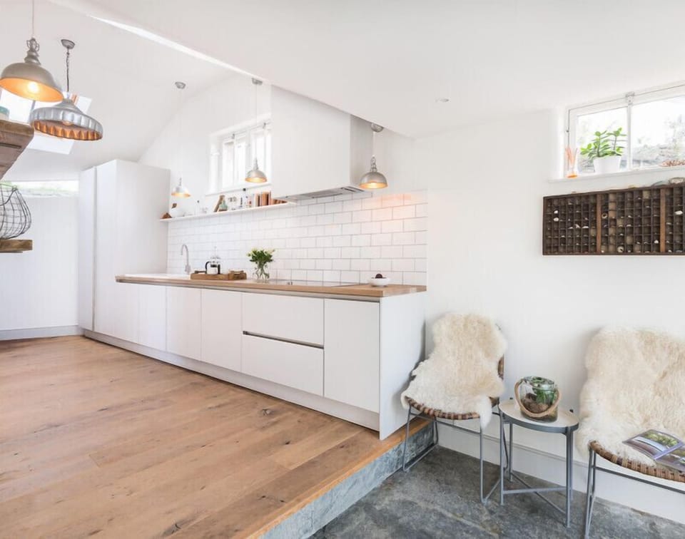 Cottage | Private kitchen | Fridge, dishwasher, toaster, cookware/dishes/utensils