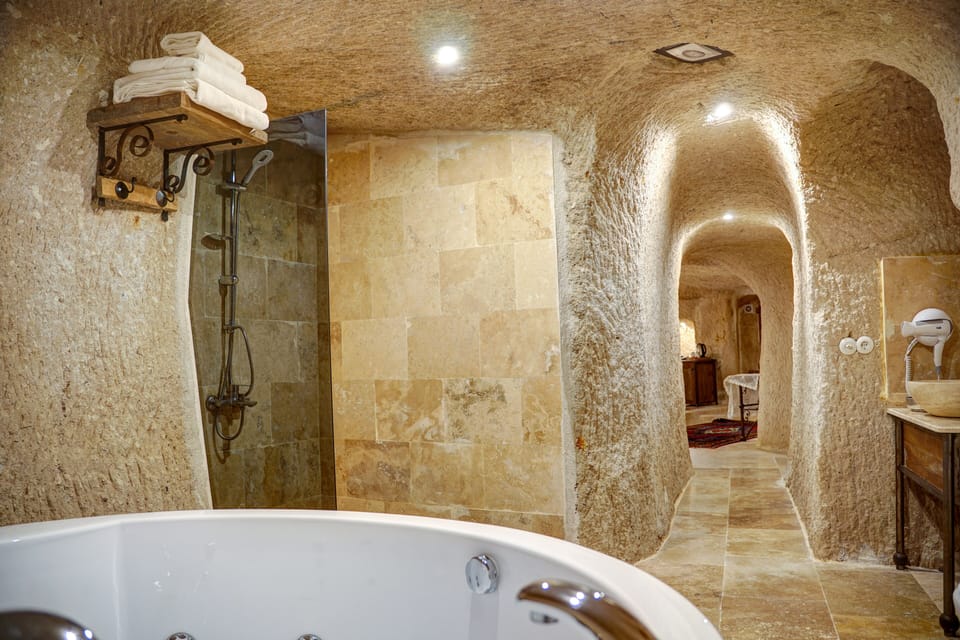 Romantic Suite | Bathroom | Shower, rainfall showerhead, free toiletries, hair dryer