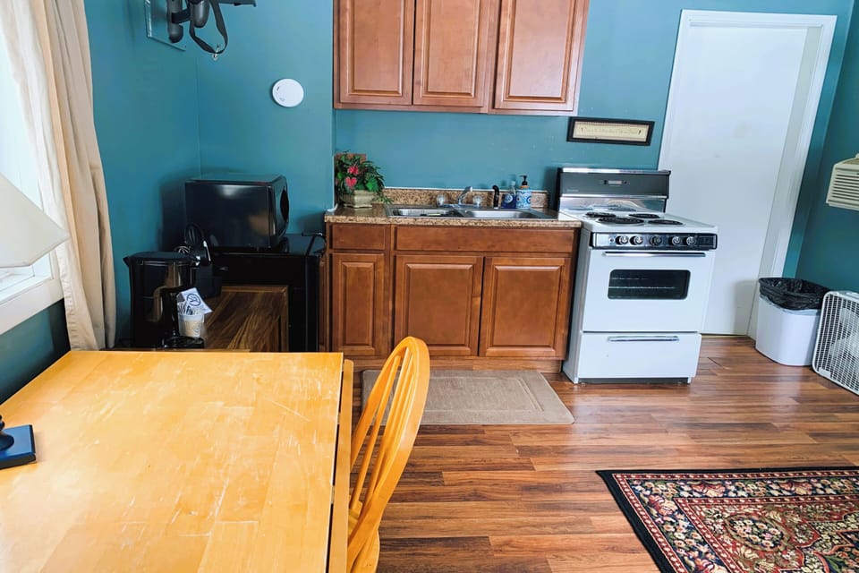 Room, 1 Queen Bed, Kitchenette (Riverfront) | Private kitchenette | Coffee/tea maker, mini-fridge, microwave
