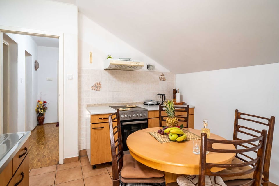 Apartment (One Bedroom Apartment with Balcony an) | Dining room