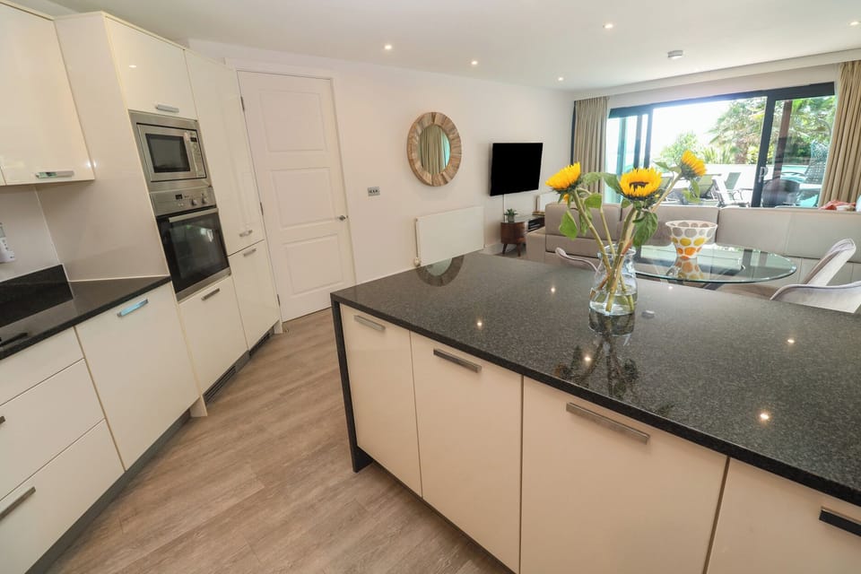 Cottage | Private kitchen | Fridge, microwave, dishwasher, electric kettle