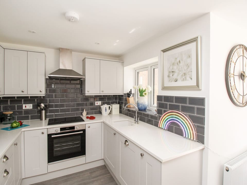 Cottage | Private kitchen | Fridge, electric kettle, toaster, cookware/dishes/utensils