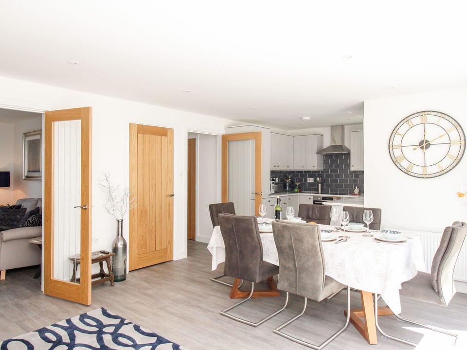 Cottage | Private kitchen | Fridge, electric kettle, toaster, cookware/dishes/utensils
