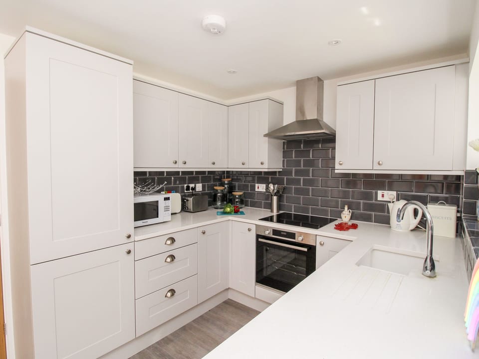 Cottage | Private kitchen | Fridge, electric kettle, toaster, cookware/dishes/utensils