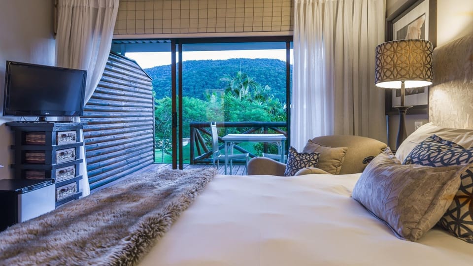 Executive Room, 1 King Bed | Premium bedding, minibar, in-room safe, desk
