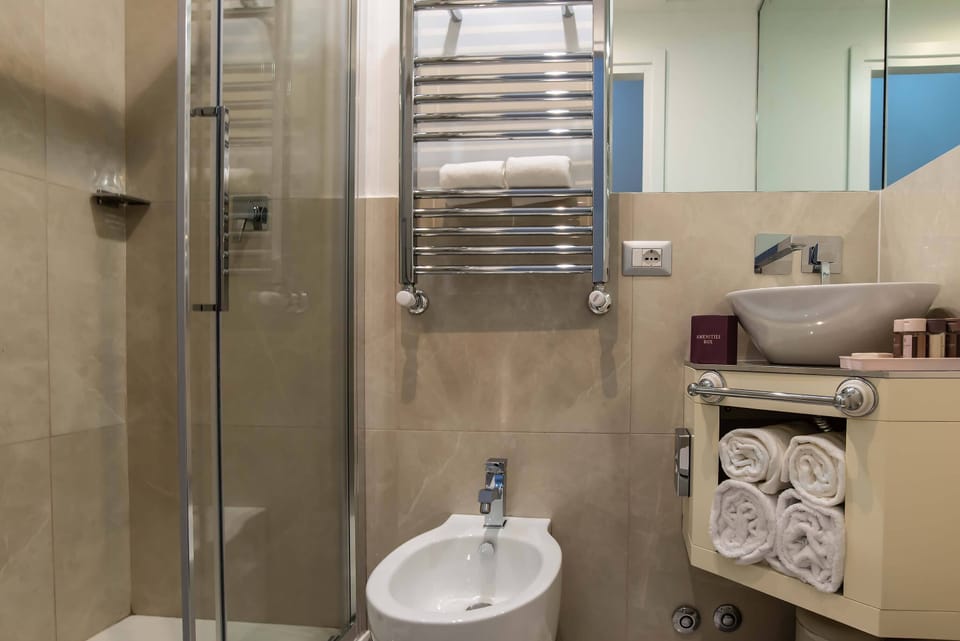 Superior Double Room | Bathroom | Separate tub and shower, rainfall showerhead, free toiletries
