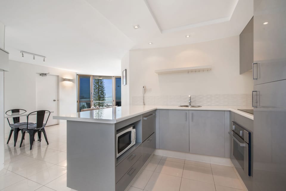 Full-size fridge, microwave, oven, stovetop