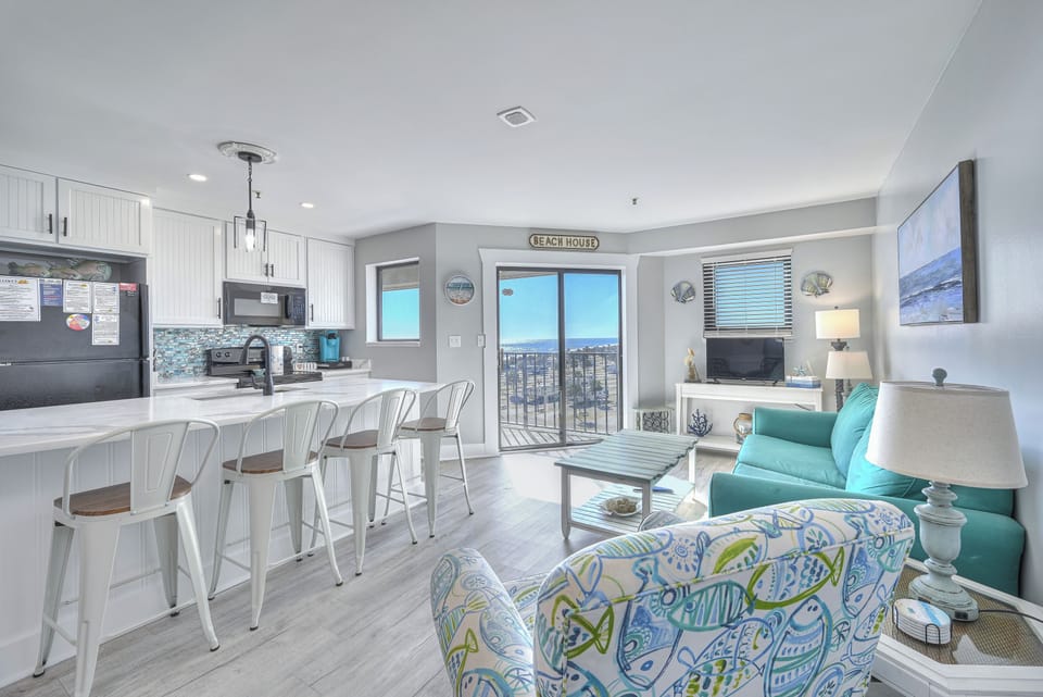 Deluxe Condo, 2 Bedrooms, Balcony, Ocean View (Renaissance Tower 514) | Living area