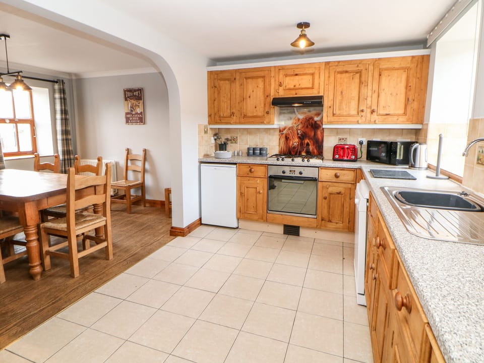 Cottage | Private kitchen | Fridge, electric kettle, toaster, cookware/dishes/utensils