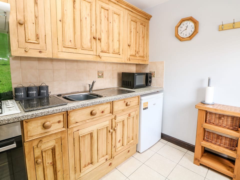 Cottage | Private kitchen | Fridge, electric kettle, toaster, cookware/dishes/utensils