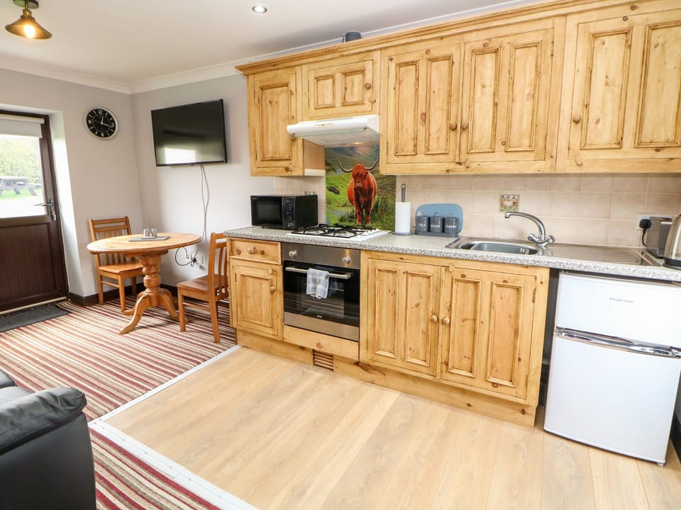 Cottage | Private kitchen | Fridge, electric kettle, toaster, cookware/dishes/utensils