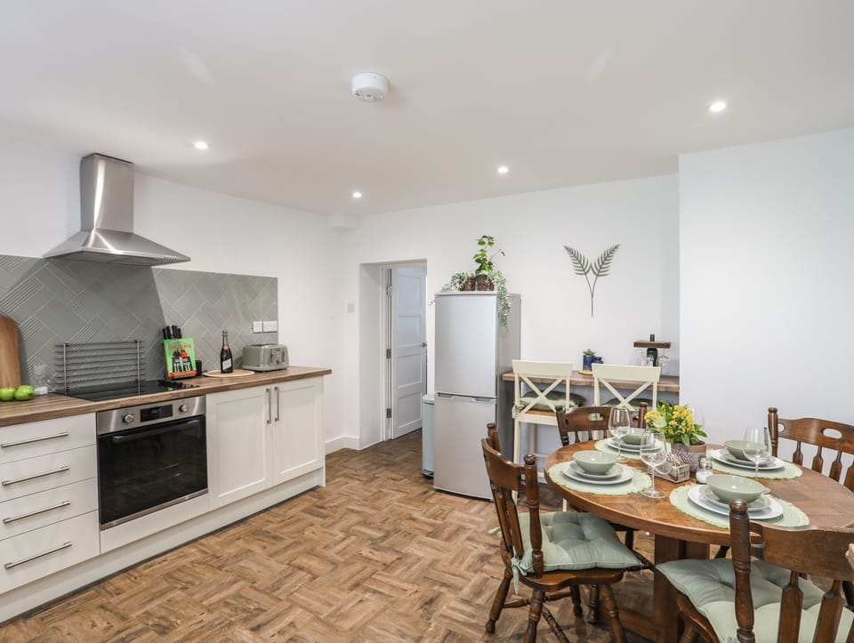 Cottage | Private kitchen | Fridge, dishwasher, electric kettle, cookware/dishes/utensils