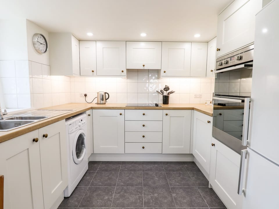 Cottage | Private kitchen | Fridge, microwave, electric kettle, toaster