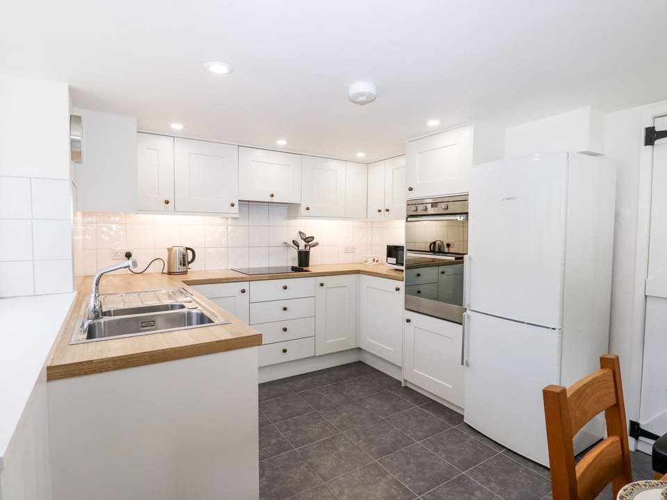 Cottage | Private kitchen | Fridge, microwave, electric kettle, toaster