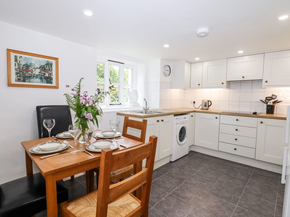 Cottage | Private kitchen | Fridge, microwave, electric kettle, toaster