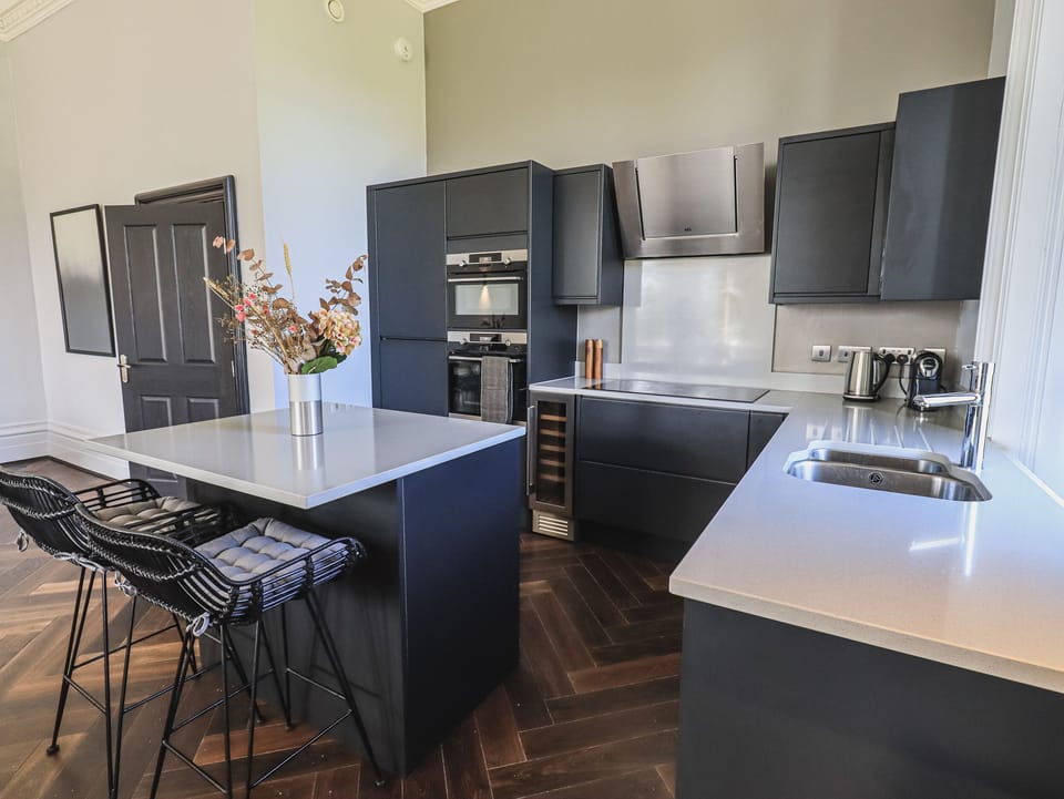 Cottage | Private kitchen | Fridge, microwave, dishwasher, electric kettle