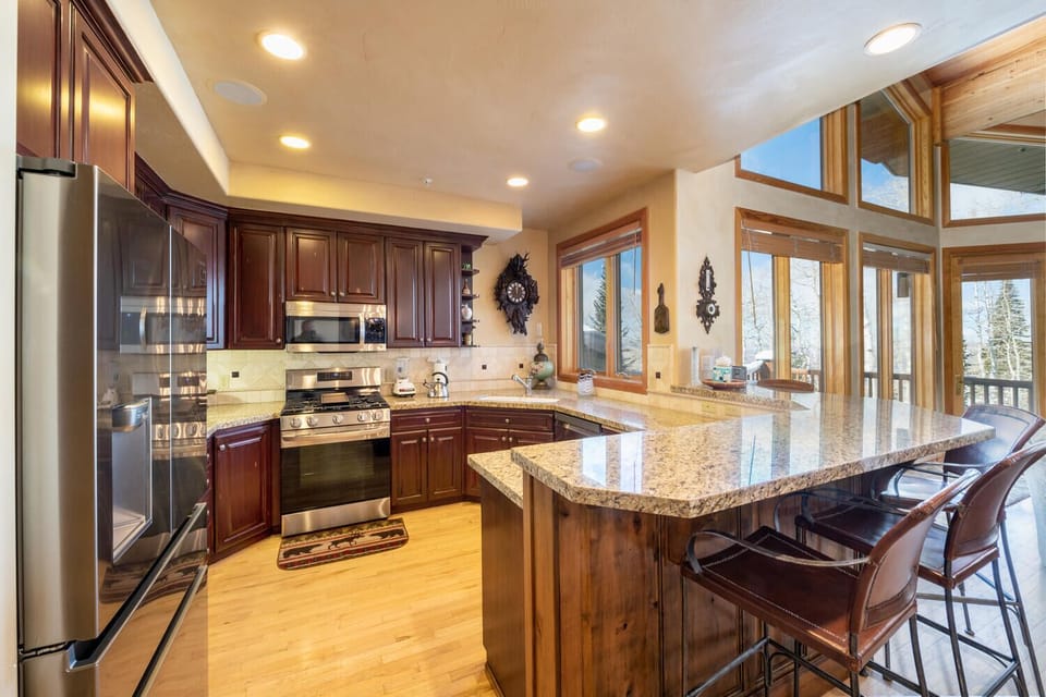 Double Eagle Condo DDE4 | Private kitchen | Full-size fridge, microwave, oven, stovetop