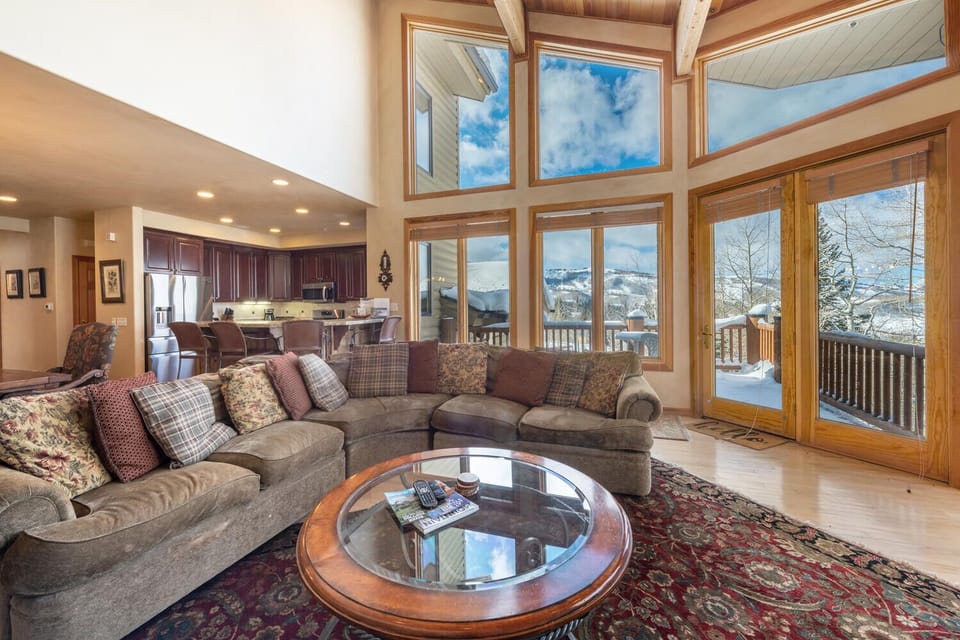 Double Eagle Condo DDE4 | Living area | 42-inch flat-screen TV with cable channels, TV